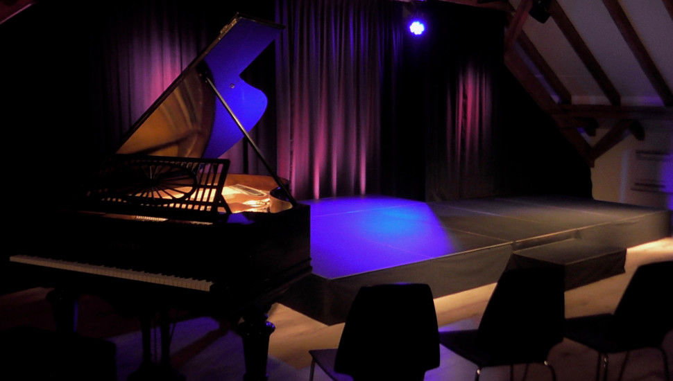 buehne_gross.jpg buehne_gross.jpg